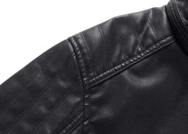 Jaqueta Masculina de Couro Romenzi RZ140 com acabamento em couro premium, interior luxuoso em veludo e design sofisticado para estilo intemporal.