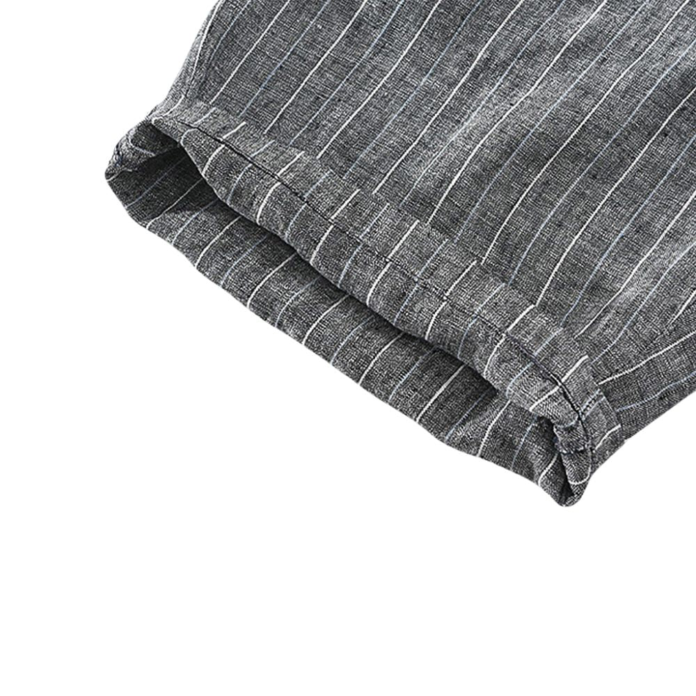 Bermuda Linho Masculina Romenzi: conforto e sofisticação para fins de semana à beira-mar. Ideal com camisas neutras para eventos diurnos e almoços ao ar livre.
