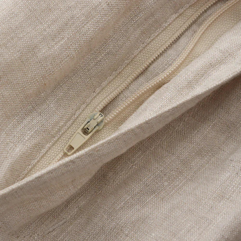 Bermuda Linho Masculina Romenzi RZ495 em tecido de linho leve e sofisticado, caimento moderno, ideal para estilo casual e eventos à beira-mar.