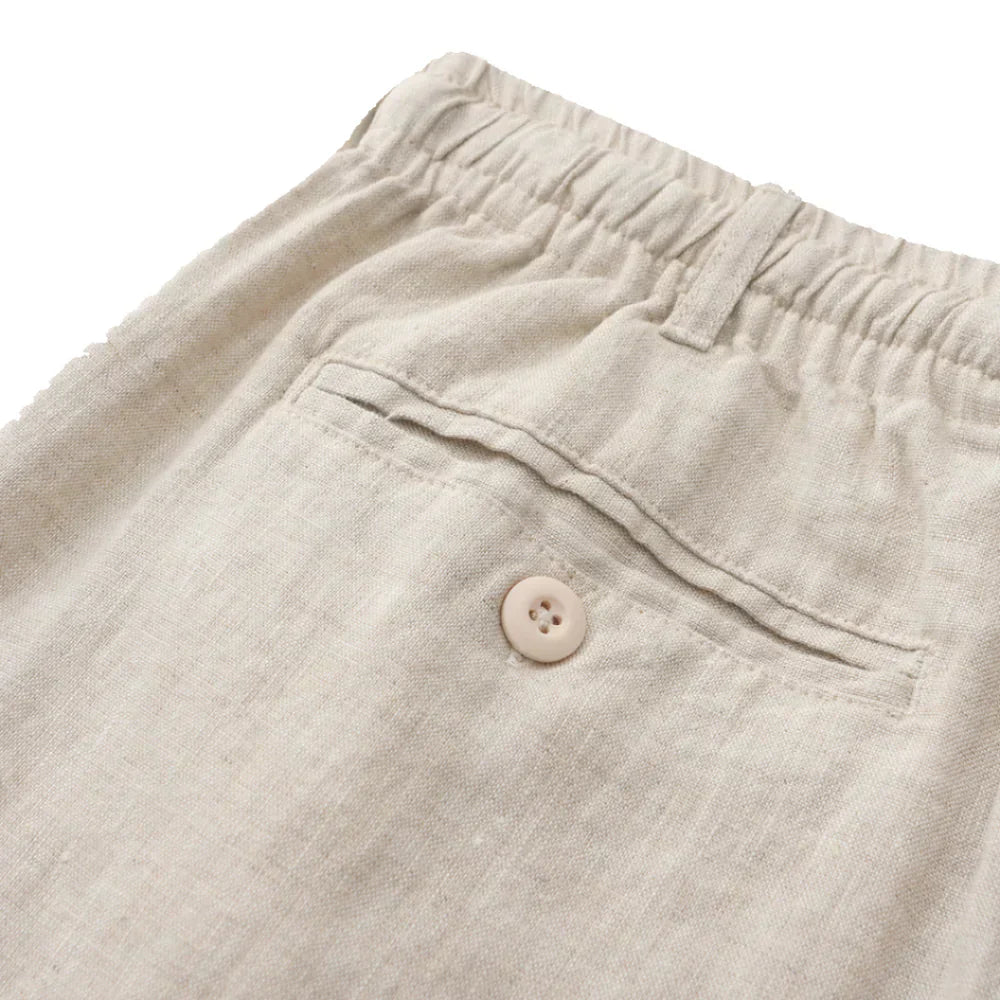 Bermuda Linho Masculina Romenzi RZ495 em tecido de linho leve e sofisticado, caimento moderno, ideal para estilo casual e eventos à beira-mar.