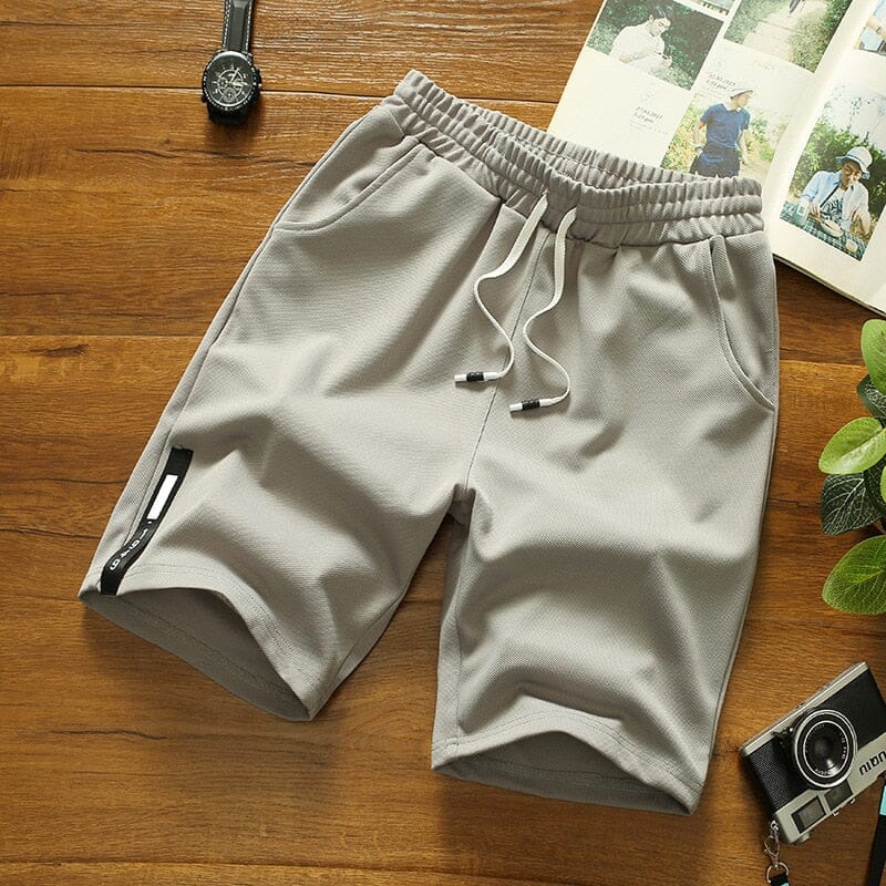Bermuda Masculina Casual Essential Romenzi RZ518 feita em poliéster de alta qualidade, com cintura elástica, caimento moderno e estilo versátil casual.