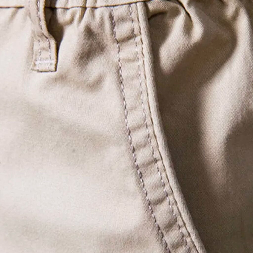 Bermuda Masculina Cetino Romenzi RZ521 feita em brim premium, com caimento moderno, ventilação e design sofisticado que combina conforto e estilo.