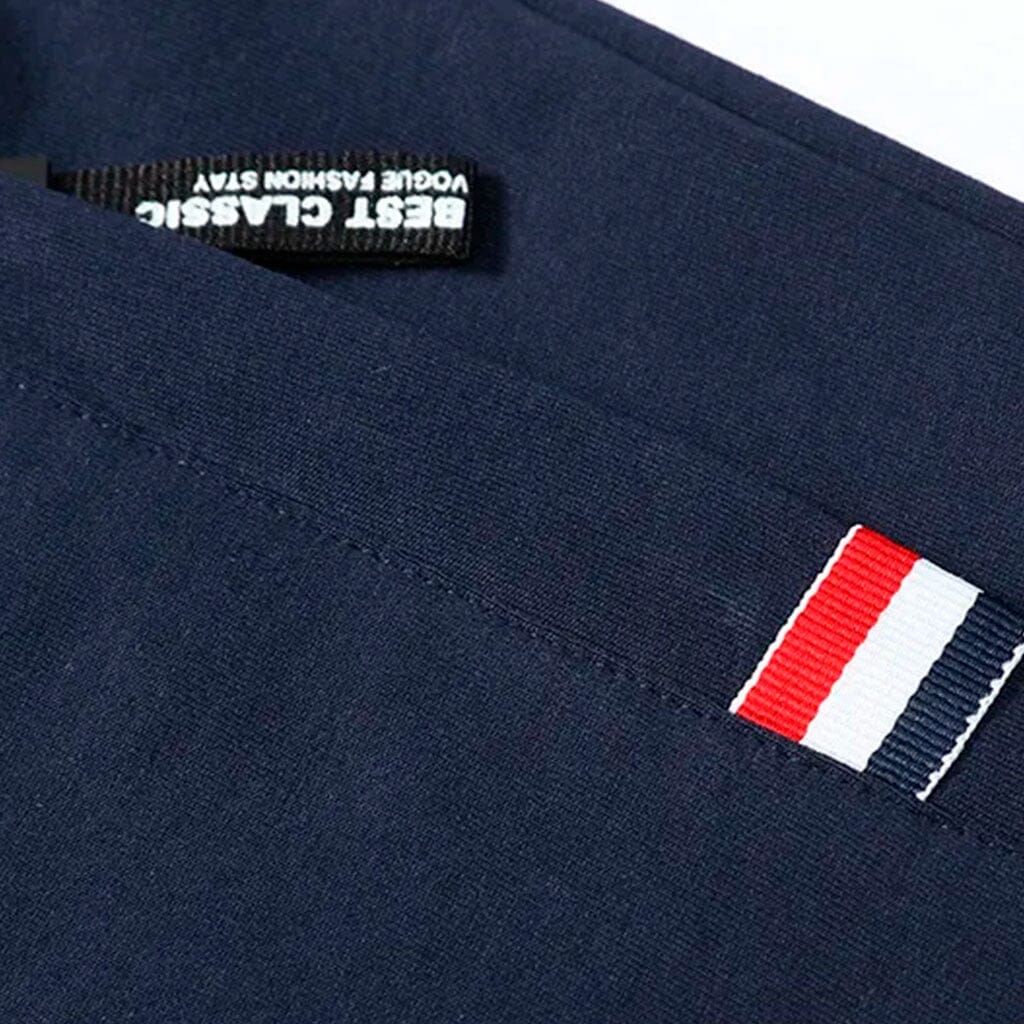 Bermuda Masculina Clássica Romenzi RZ515 feita em algodão premium, com caimento ajustado, design clássico e atemporal, unindo conforto e sofisticação.