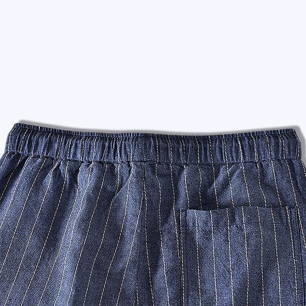 Bermuda Masculina de Linho Listrada Romenzi RZ506 feita em linho premium, leve e respirável, com estampa clássica e caimento sofisticado para estilo elegante.