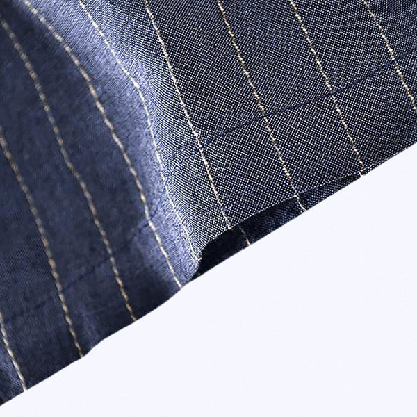 Bermuda Masculina de Linho Listrada Romenzi RZ506 feita em linho premium, leve e respirável, com estampa clássica e caimento sofisticado para estilo elegante.