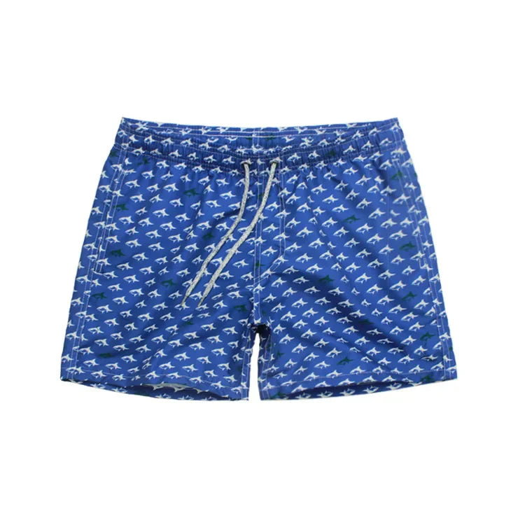 Bermuda Masculina Estampada Romenzi RZ507 em algodão premium, leve e respirável, com estampa sofisticada, ajuste perfeito e estilo versátil para dias casuais.