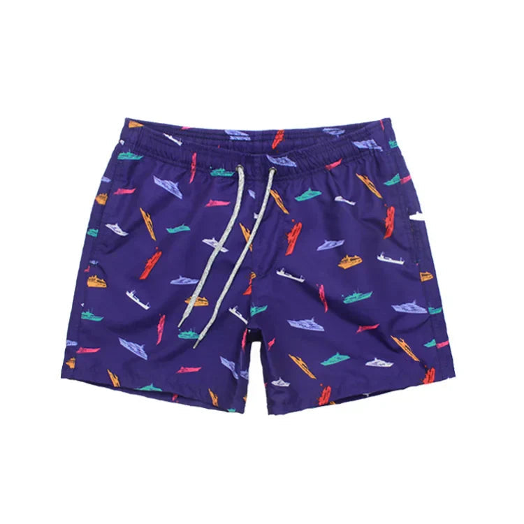 Bermuda Masculina Estampada Romenzi RZ507 em algodão premium, leve e respirável, com estampa sofisticada, ajuste perfeito e estilo versátil para dias casuais.