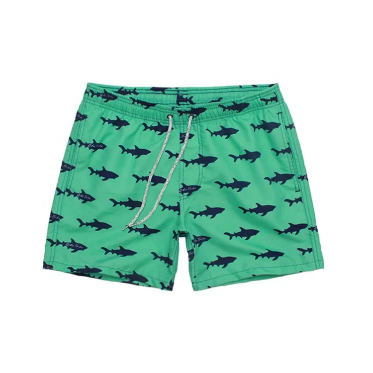 Bermuda Masculina Estampada Romenzi RZ507 em algodão premium, leve e respirável, com estampa sofisticada, ajuste perfeito e estilo versátil para dias casuais.