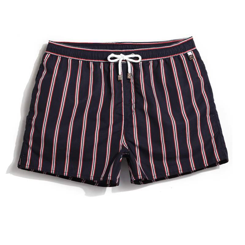 Bermuda Masculina Praia Listrada Romenzi RZ504 em tecido leve e respirável, estampa listrada clássica e modelagem moderna para estilo versátil e elegante.