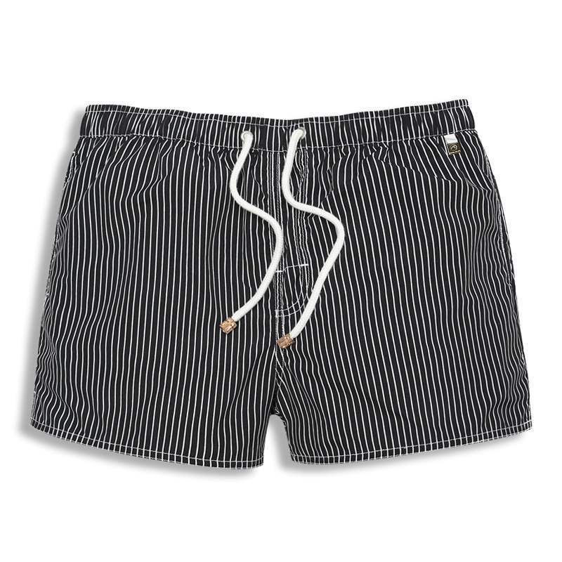 Bermuda Masculina Praia Listrada Romenzi RZ504 em tecido leve e respirável, estampa listrada clássica e modelagem moderna para estilo versátil e elegante.