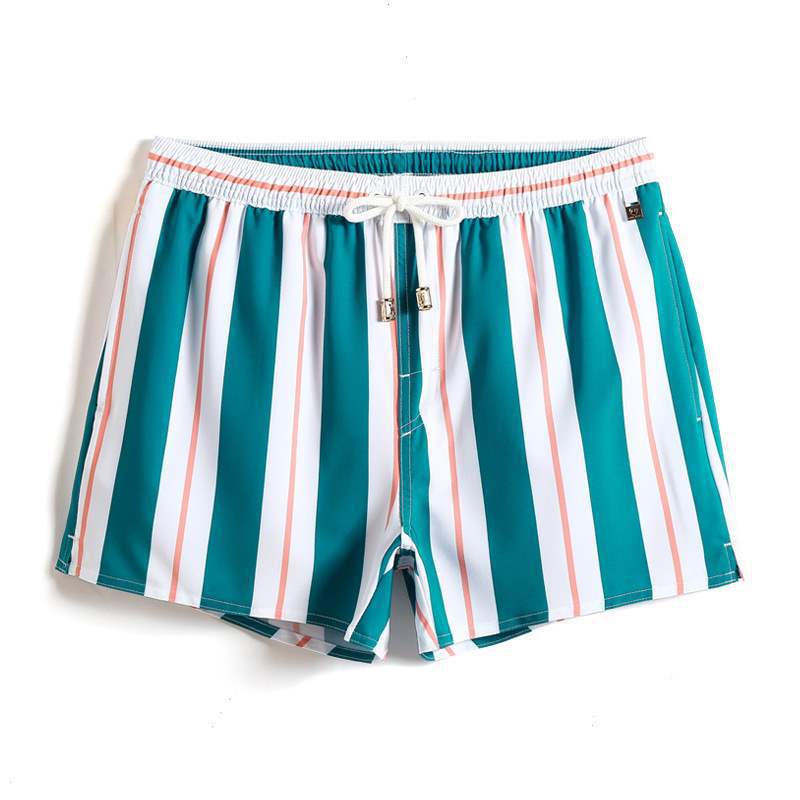 Bermuda Masculina Praia Listrada Romenzi RZ504 em tecido leve e respirável, estampa listrada clássica e modelagem moderna para estilo versátil e elegante.