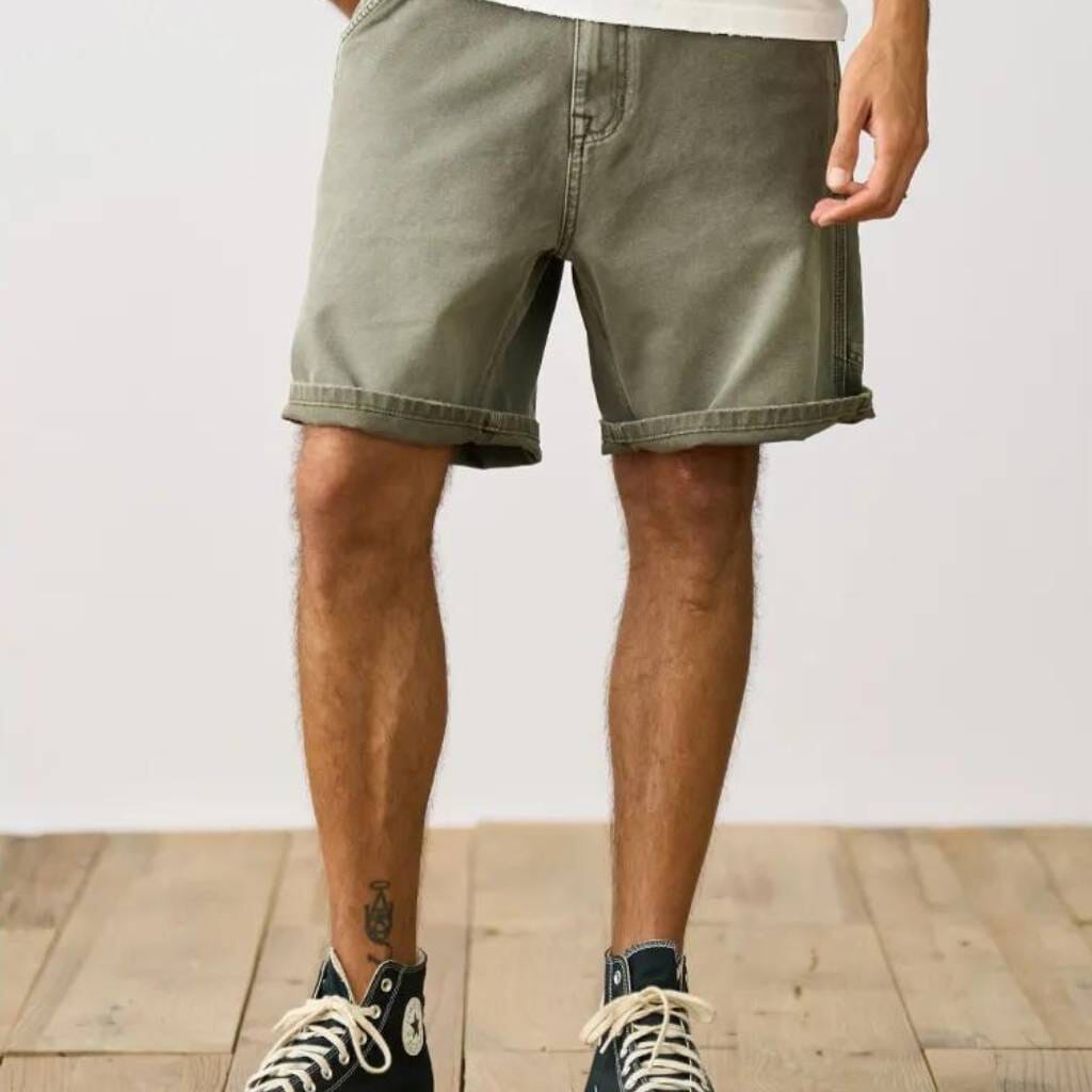 Bermuda Masculina Romenzi Retrô RZ519 feita em sarja premium, com design clássico e retrô, caimento ajustado, conforto e elegância atemporal.