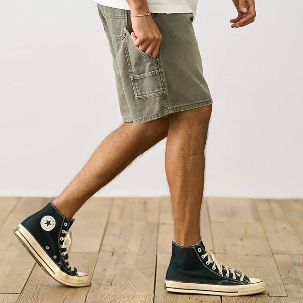 Bermuda Masculina Romenzi Retrô RZ519 feita em sarja premium, com design clássico e retrô, caimento ajustado, conforto e elegância atemporal.