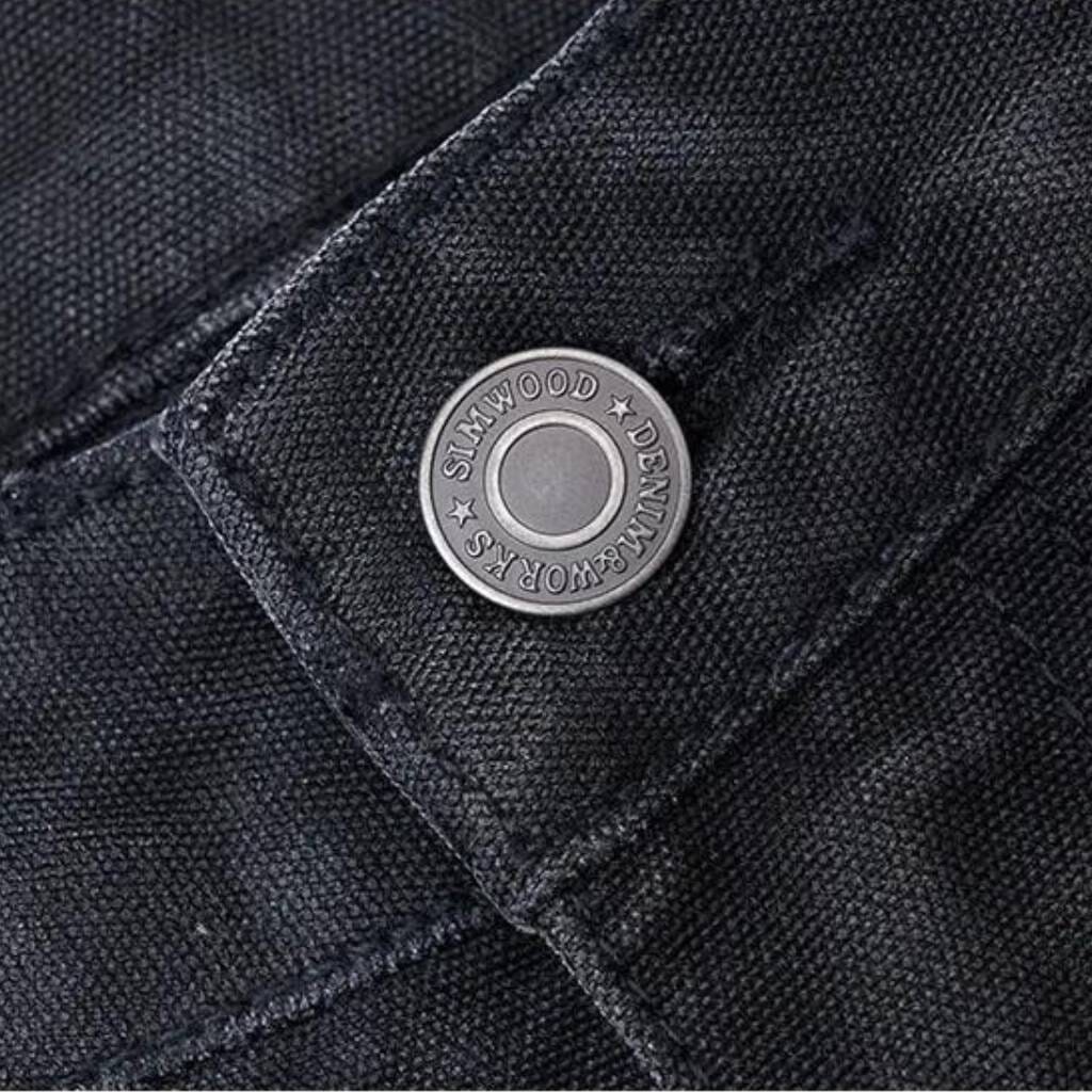 Bermuda Masculina Romenzi Retrô RZ519 feita em sarja premium, com design clássico e retrô, caimento ajustado, conforto e elegância atemporal.