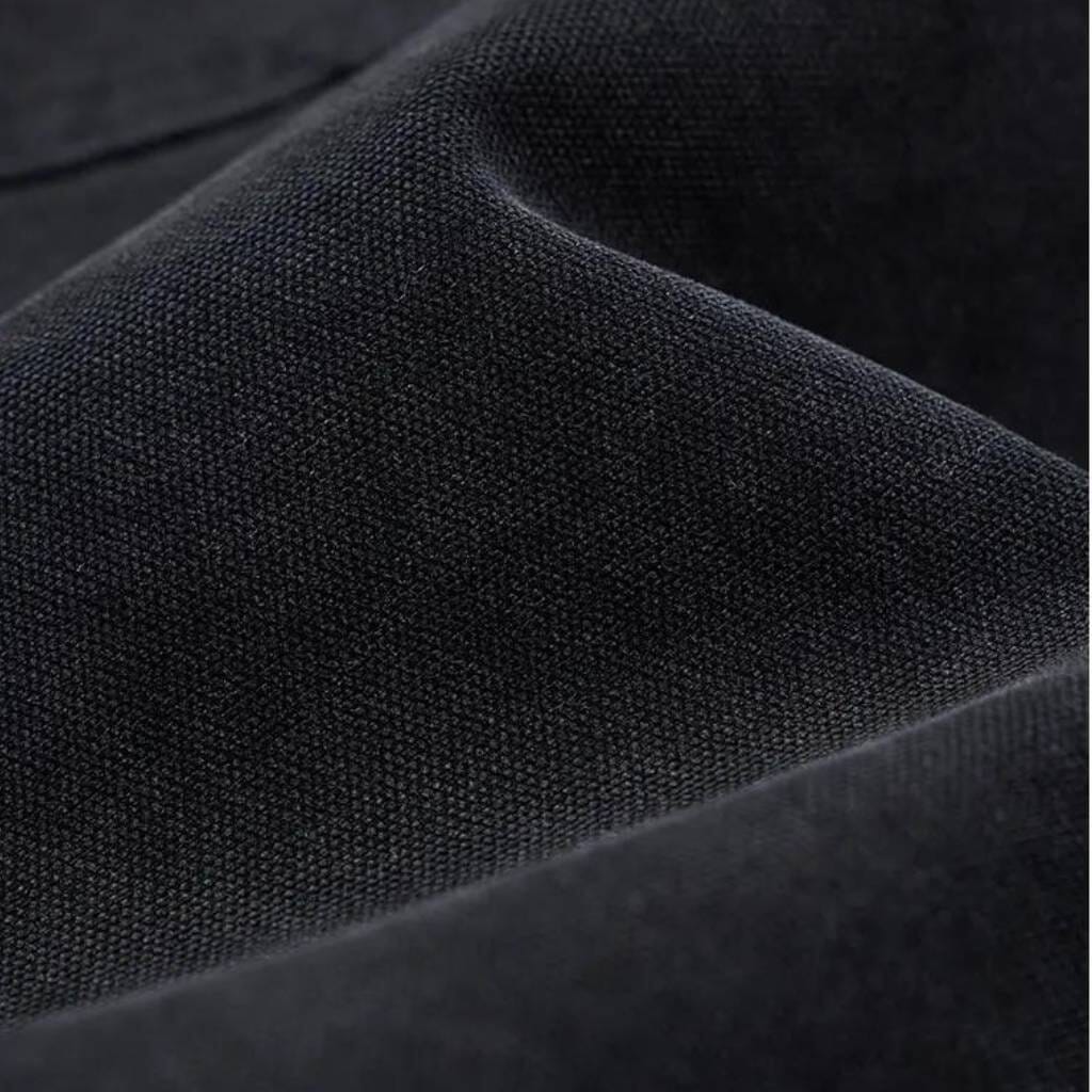 Bermuda Masculina Romenzi Retrô RZ519 feita em sarja premium, com design clássico e retrô, caimento ajustado, conforto e elegância atemporal.