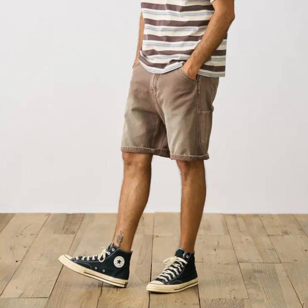 Bermuda Masculina Romenzi Retrô RZ519 feita em sarja premium, com design clássico e retrô, caimento ajustado, conforto e elegância atemporal.