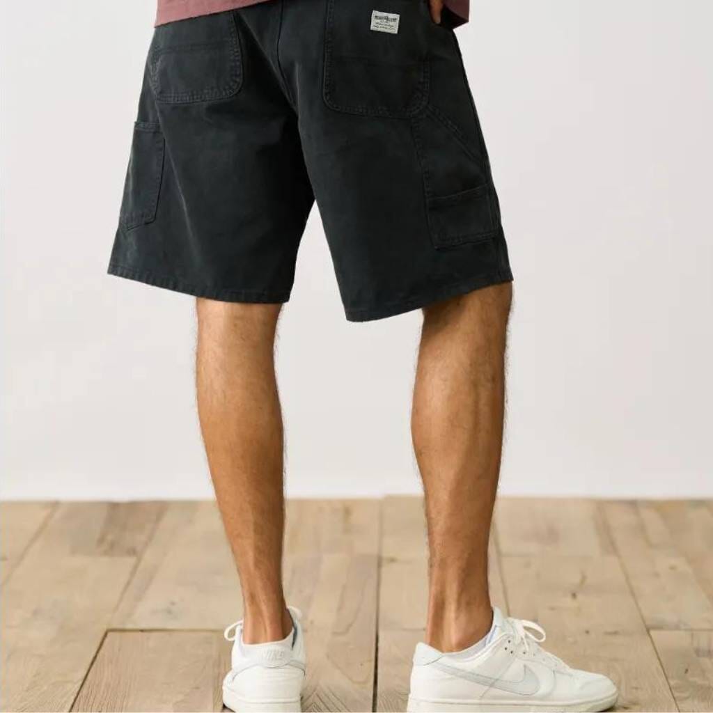Bermuda Masculina Romenzi Retrô RZ519 feita em sarja premium, com design clássico e retrô, caimento ajustado, conforto e elegância atemporal.