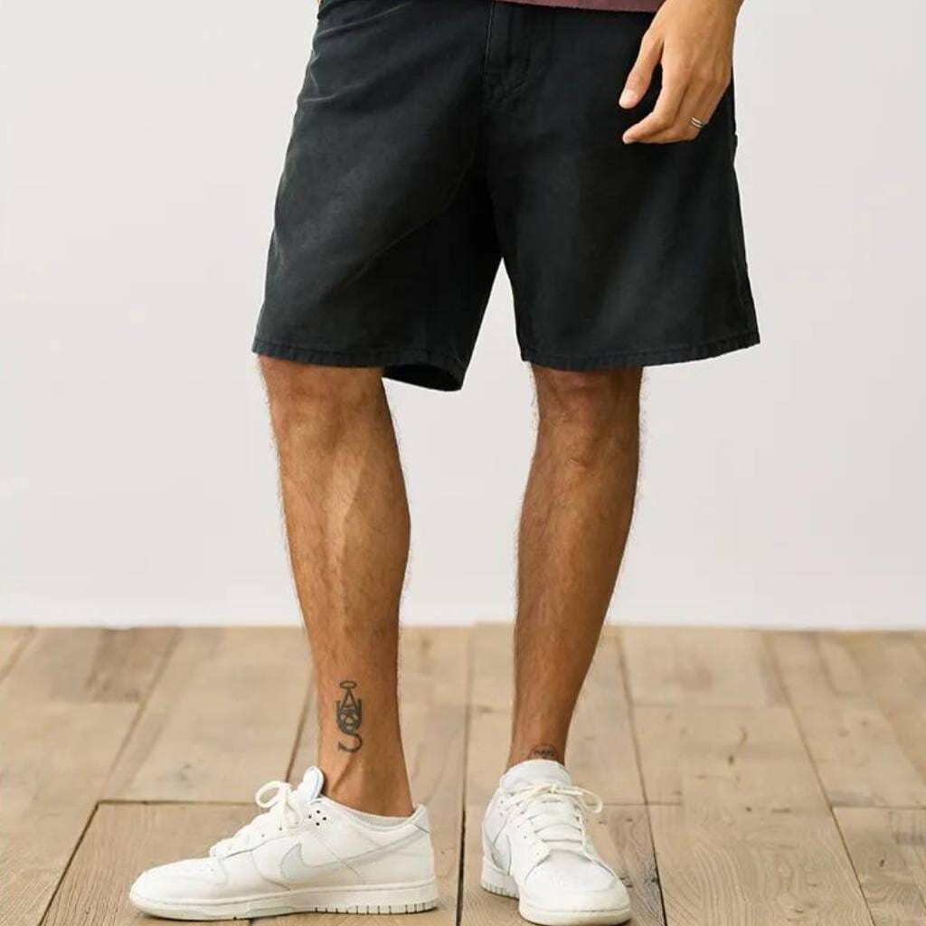 Bermuda Masculina Romenzi Retrô RZ519 feita em sarja premium, com design clássico e retrô, caimento ajustado, conforto e elegância atemporal.