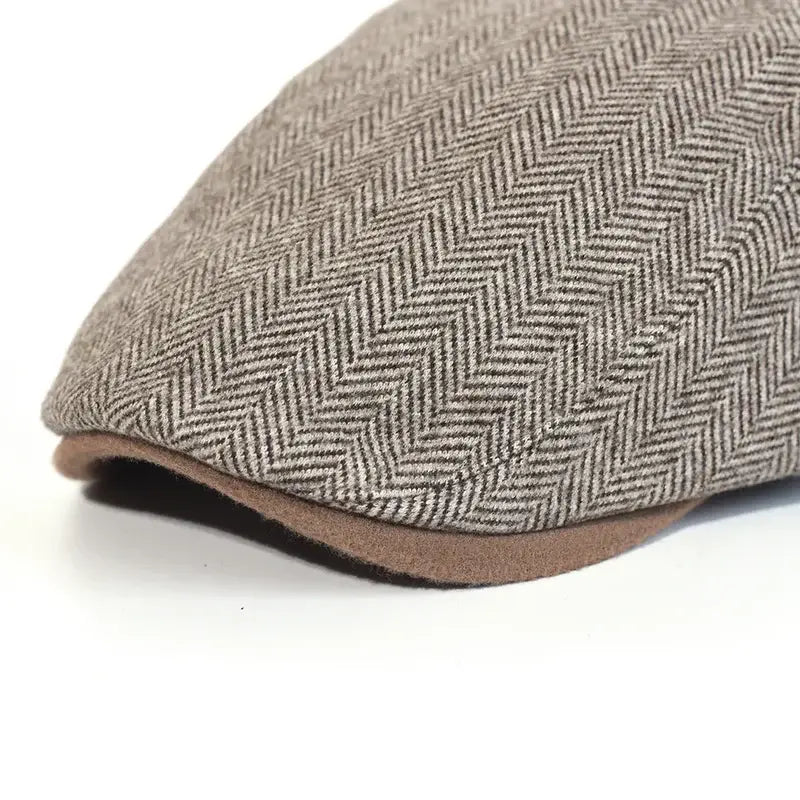 Boina Masculina Scotland Romenzi RZ266 com design clássico, materiais premium e ajuste ergonômico. Ideal para ocasiões casuais e formais com máxima sofisticação