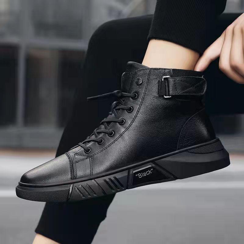 Bota de Couro Masculina Romenzi Black RZ280 feita em couro italiano, com solado antiderrapante e design moderno. Elegância para looks casuais