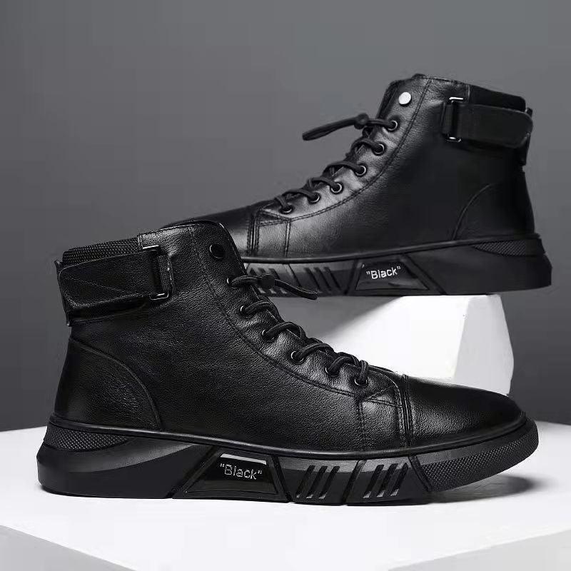 Bota de Couro Masculina Romenzi Black RZ280 feita em couro italiano, com solado antiderrapante e design moderno. Elegância para looks casuais