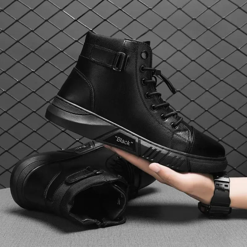 Bota de Couro Masculina Romenzi Black RZ280 feita em couro italiano, com solado antiderrapante e design moderno. Elegância para looks casuais