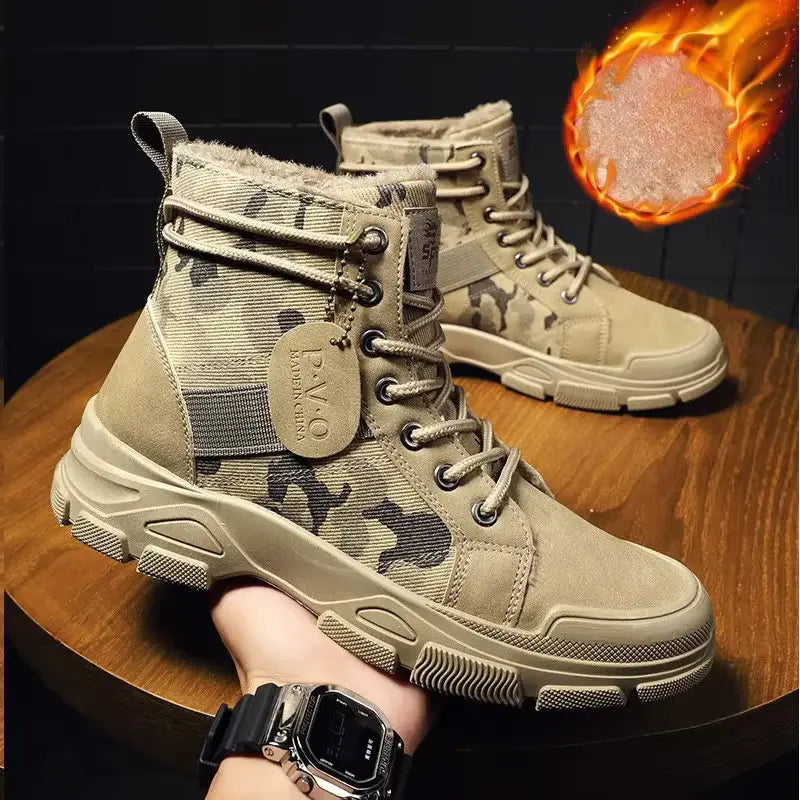 Bota Masculina Camuflada Speed Romenzi RZ286 feita em couro legítimo com solado antiderrapante e visual camuflado. Ideal para uso casual e formal.