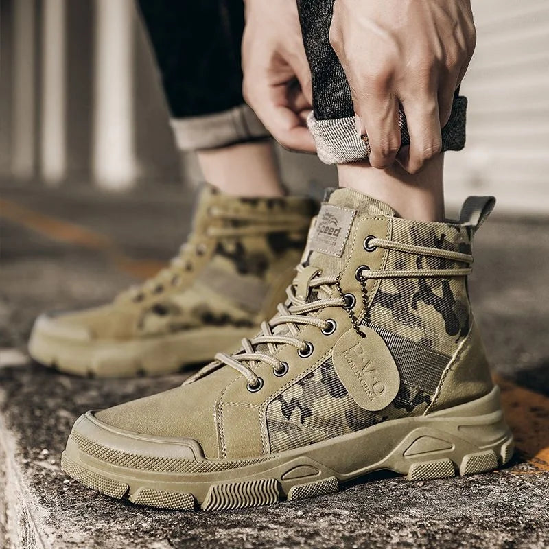 Bota Masculina Camuflada Speed Romenzi RZ286 feita em couro legítimo com solado antiderrapante e visual camuflado. Ideal para uso casual e formal.