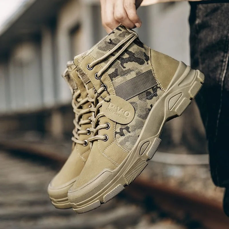 Bota Masculina Camuflada Speed Romenzi RZ286 feita em couro legítimo com solado antiderrapante e visual camuflado. Ideal para uso casual e formal.