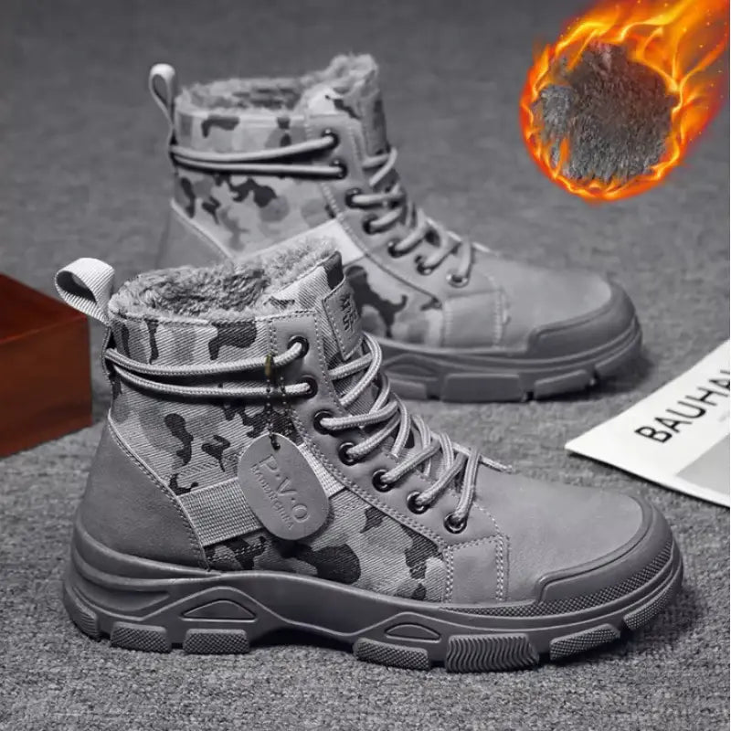 Bota Masculina Camuflada Speed Romenzi RZ286 feita em couro legítimo com solado antiderrapante e visual camuflado. Ideal para uso casual e formal.
