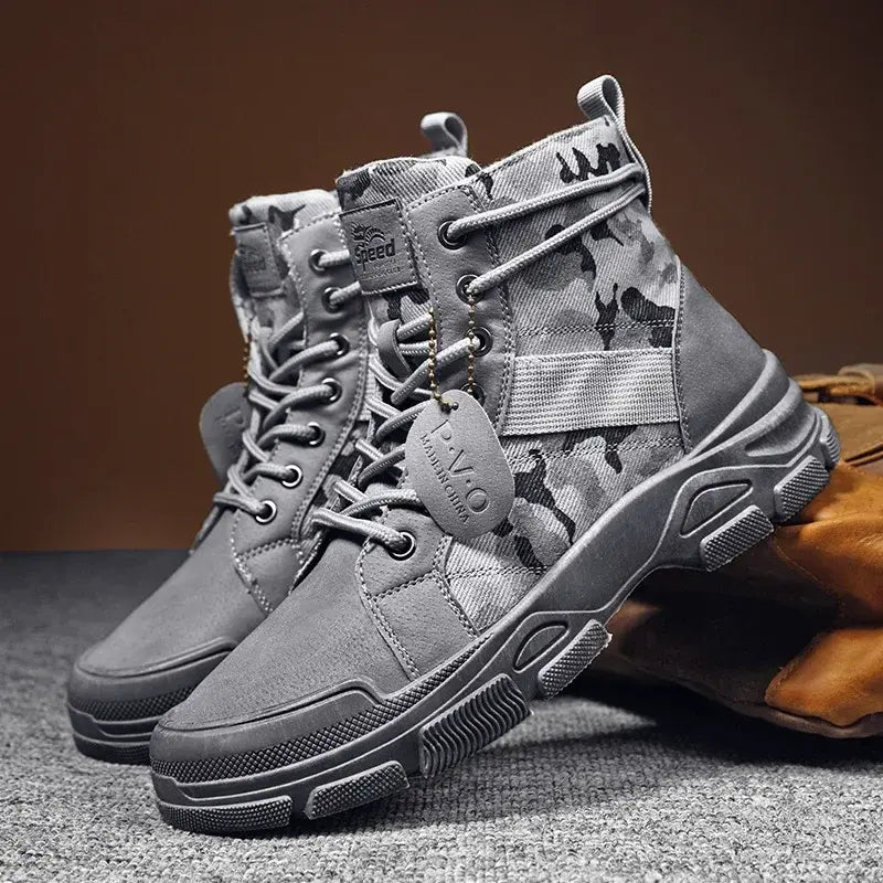 Bota Masculina Camuflada Speed Romenzi RZ286 feita em couro legítimo com solado antiderrapante e visual camuflado. Ideal para uso casual e formal.