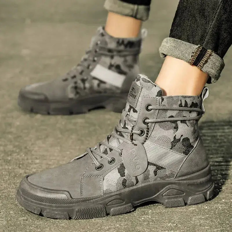 Bota Masculina Camuflada Speed Romenzi RZ286 feita em couro legítimo com solado antiderrapante e visual camuflado. Ideal para uso casual e formal.