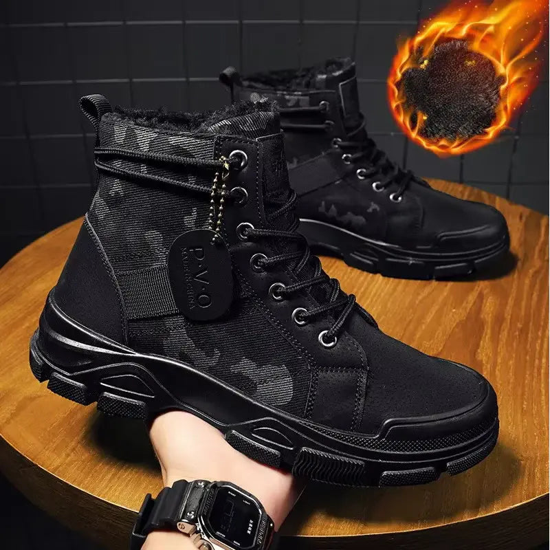 Bota Masculina Camuflada Speed Romenzi RZ286 feita em couro legítimo com solado antiderrapante e visual camuflado. Ideal para uso casual e formal.