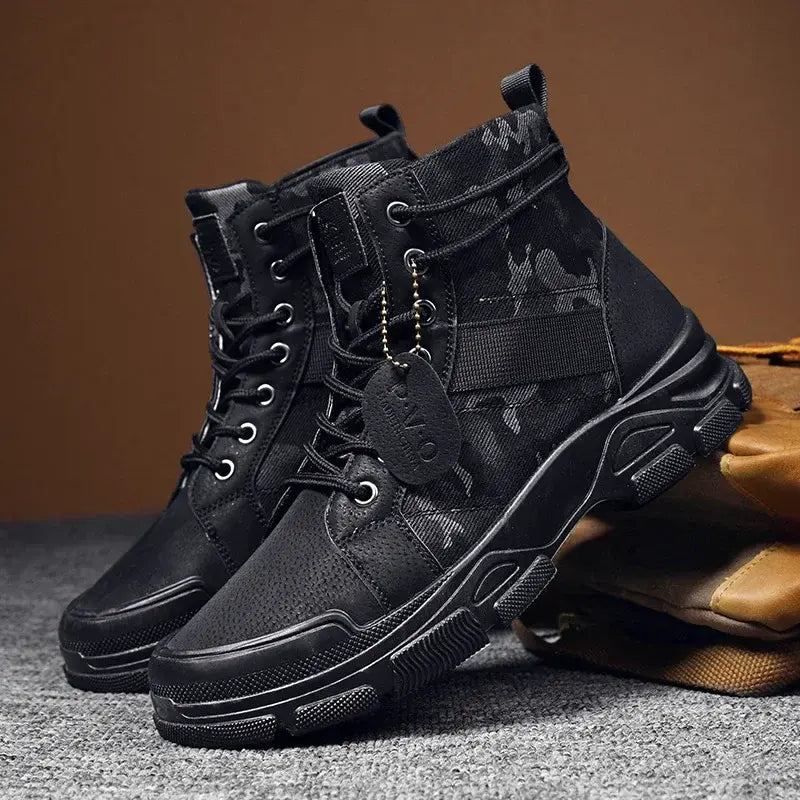 Bota Masculina Camuflada Speed Romenzi RZ286 feita em couro legítimo com solado antiderrapante e visual camuflado. Ideal para uso casual e formal.