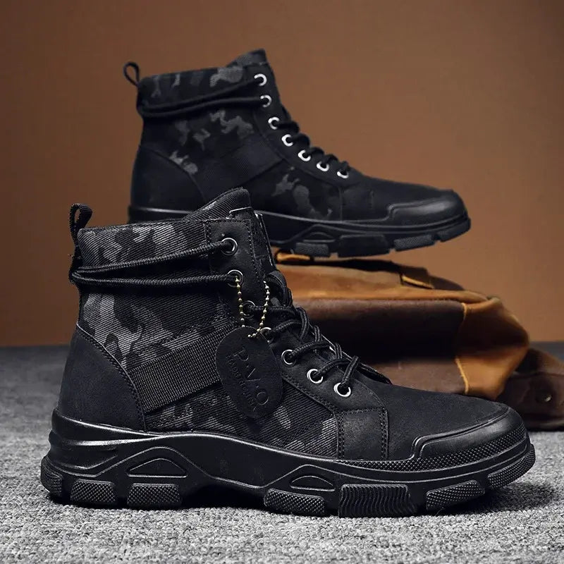 Bota Masculina Camuflada Speed Romenzi RZ286 feita em couro legítimo com solado antiderrapante e visual camuflado. Ideal para uso casual e formal.