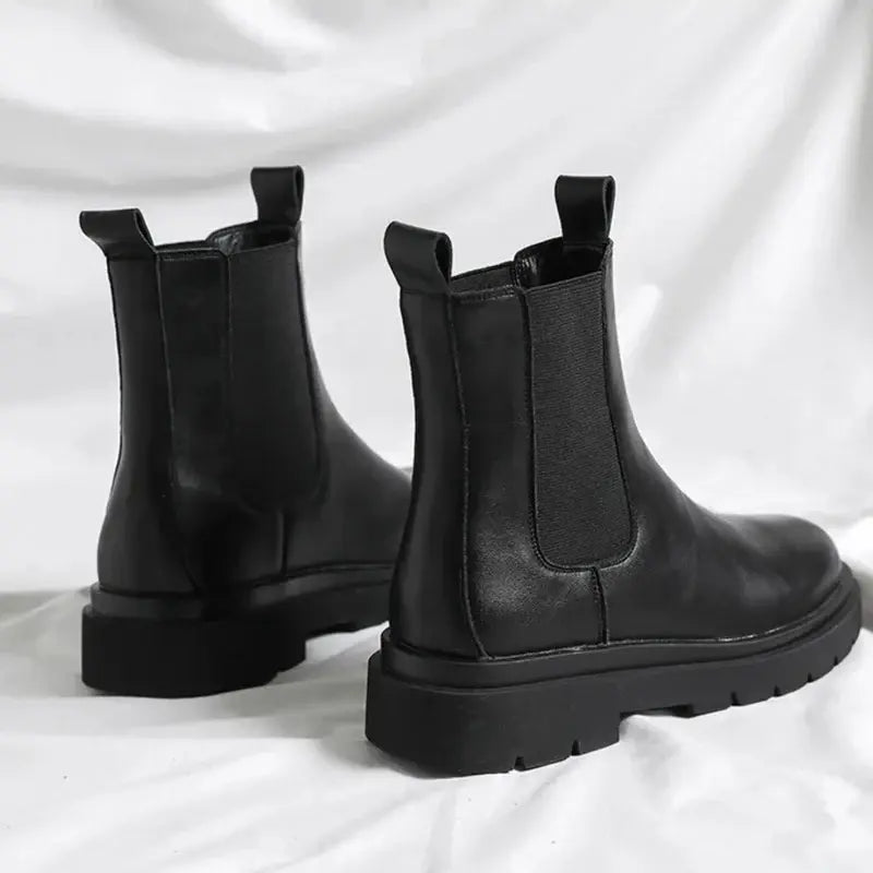 Bota Masculina Cano Alto Chelsea Romenzi RZ278 feita em couro legítimo com design clássico, solado antiderrapante e forro acolchoado.