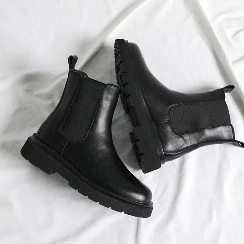 Bota Masculina Cano Alto Chelsea Romenzi RZ278 feita em couro legítimo com design clássico, solado antiderrapante e forro acolchoado.