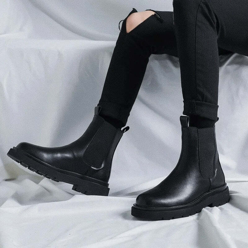 Bota Masculina Cano Alto Chelsea Romenzi RZ278 feita em couro legítimo com design clássico, solado antiderrapante e forro acolchoado.