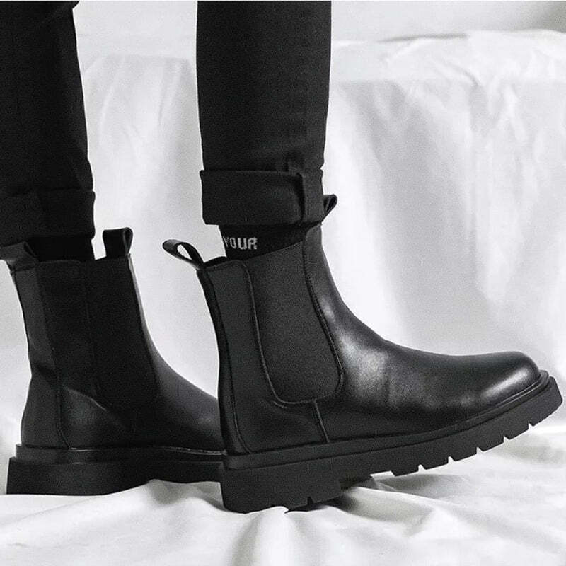 Bota Masculina Cano Alto Chelsea Romenzi RZ278 feita em couro legítimo com design clássico, solado antiderrapante e forro acolchoado.