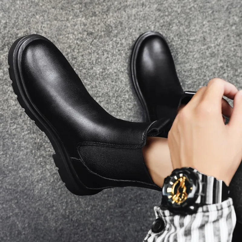 Bota Masculina Cano Alto Chelsea Romenzi RZ278 feita em couro legítimo com design clássico, solado antiderrapante e forro acolchoado.