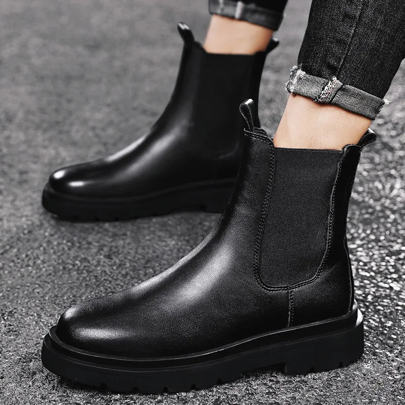 Bota Masculina Cano Alto Chelsea Romenzi RZ278 feita em couro legítimo com design clássico, solado antiderrapante e forro acolchoado.