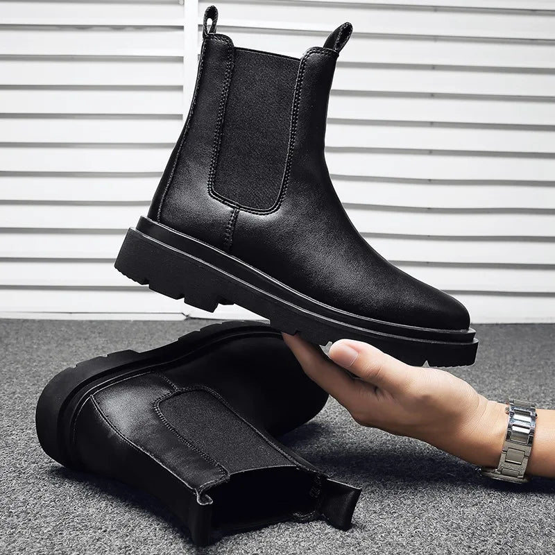 Bota Masculina Cano Alto Chelsea Romenzi RZ278 feita em couro legítimo com design clássico, solado antiderrapante e forro acolchoado.