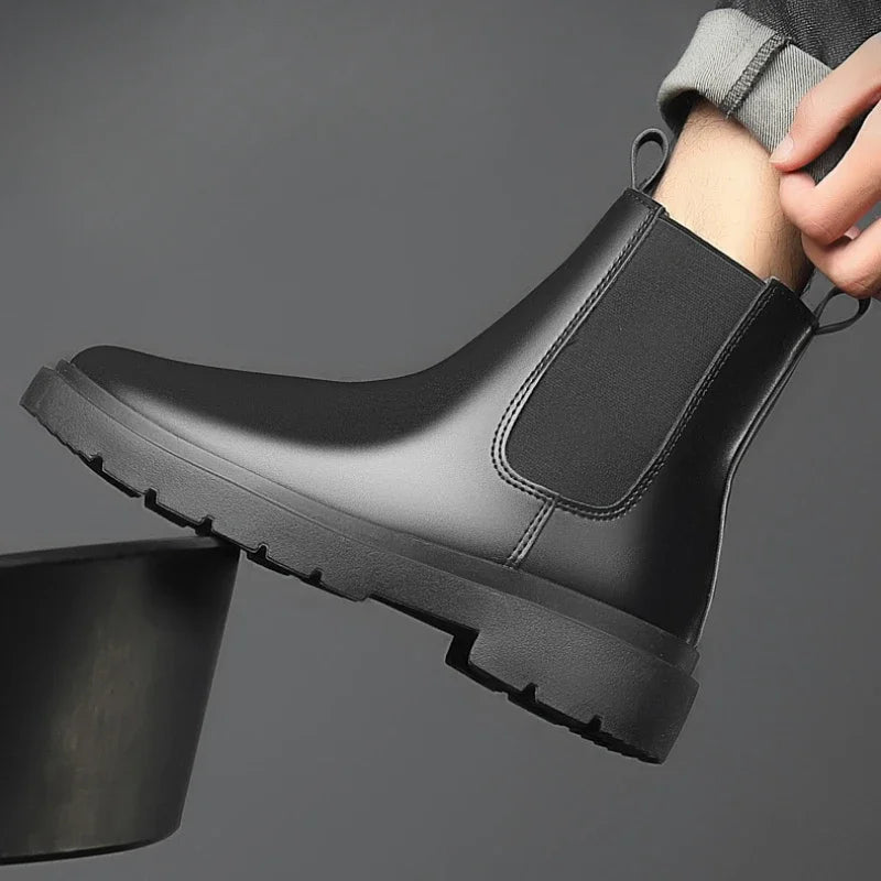 Bota Masculina Chelsea de Couro Romenzi RZ328, confeccionada em couro legítimo, solado antiderrapante e forro acolchoado, ideal para ocasiões formais e casuais.