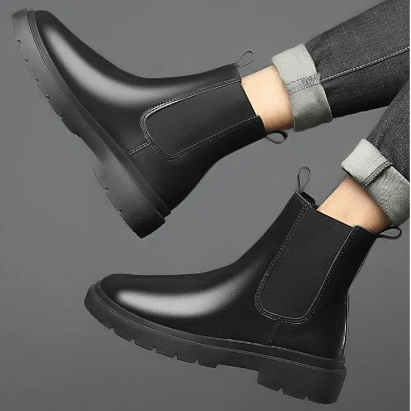 Bota Masculina Chelsea de Couro Romenzi RZ328, confeccionada em couro legítimo, solado antiderrapante e forro acolchoado, ideal para ocasiões formais e casuais.