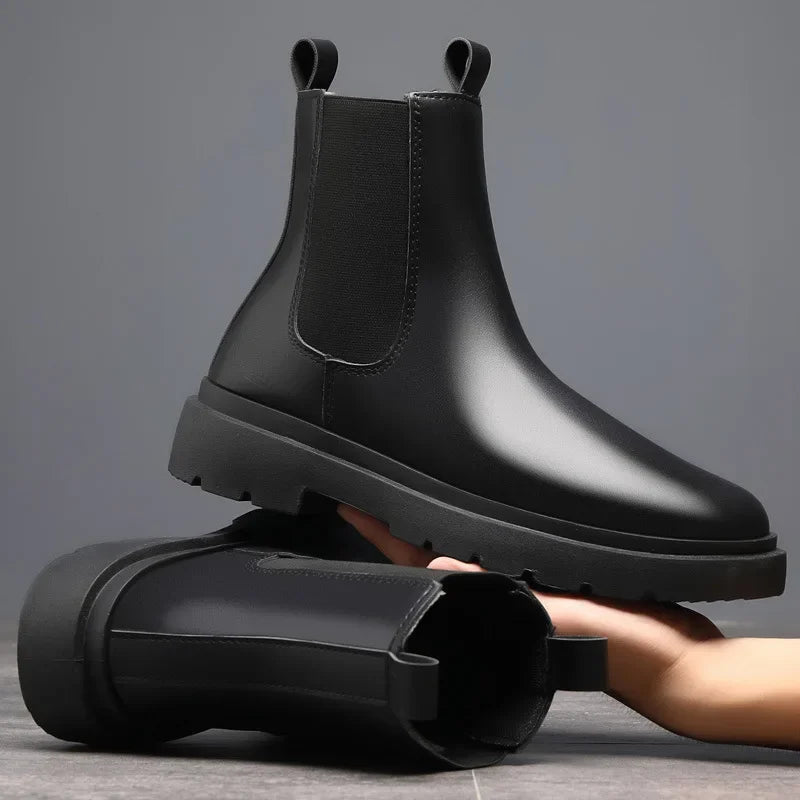 Bota Masculina Chelsea de Couro Romenzi RZ328, confeccionada em couro legítimo, solado antiderrapante e forro acolchoado, ideal para ocasiões formais e casuais.
