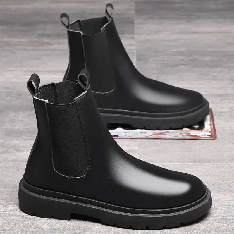 Bota Masculina Chelsea de Couro Romenzi RZ328, confeccionada em couro legítimo, solado antiderrapante e forro acolchoado, ideal para ocasiões formais e casuais.