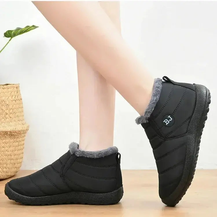Bota Masculina com Forro Romenzi RZ287 confeccionada em poliéster premium com forro de pelúcia e solado antiderrapante. Design moderno e funcional.