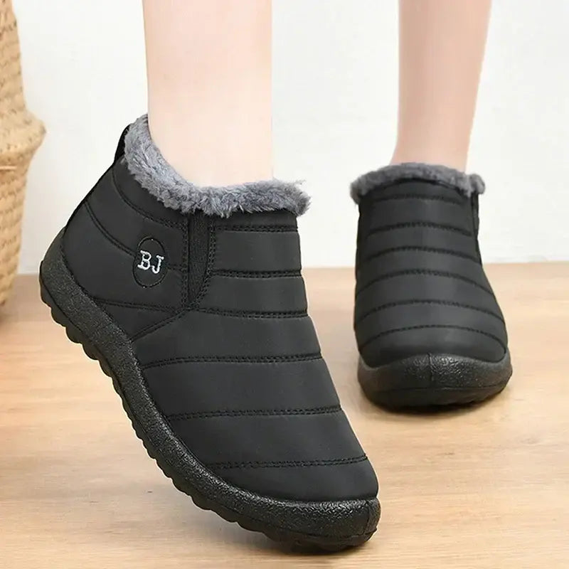 Bota Masculina com Forro Romenzi RZ287 confeccionada em poliéster premium com forro de pelúcia e solado antiderrapante. Design moderno e funcional.