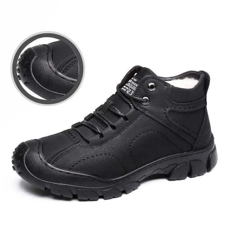 Bota Masculina de Couro Romenzi RZ282 em couro legítimo, solado antiderrapante e design moderno. Ideal para looks casuais e aventureiros.