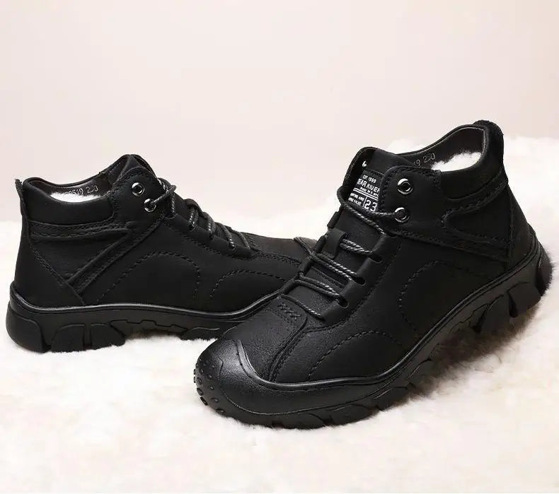 Bota Masculina de Couro Romenzi RZ282 em couro legítimo, solado antiderrapante e design moderno. Ideal para looks casuais e aventureiros.